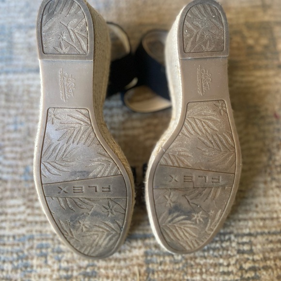 Lifestride memory foam black and tan Esmeralda wedge w/ heel strap size 8 - Picture 4 of 5